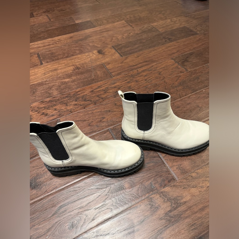 White Marc Fisher size 9 boots